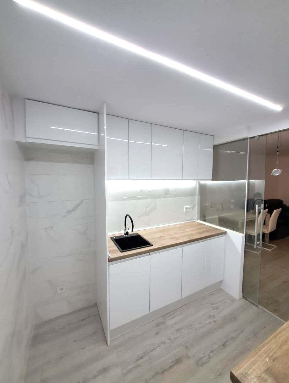 Cocina moderna iluminada